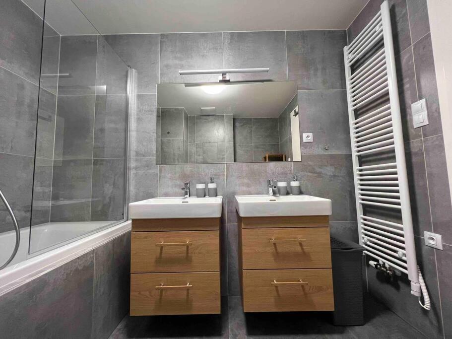 Newly Built Apartment With Balcony, Ac And Free Indoor Garage Prag Exteriör bild