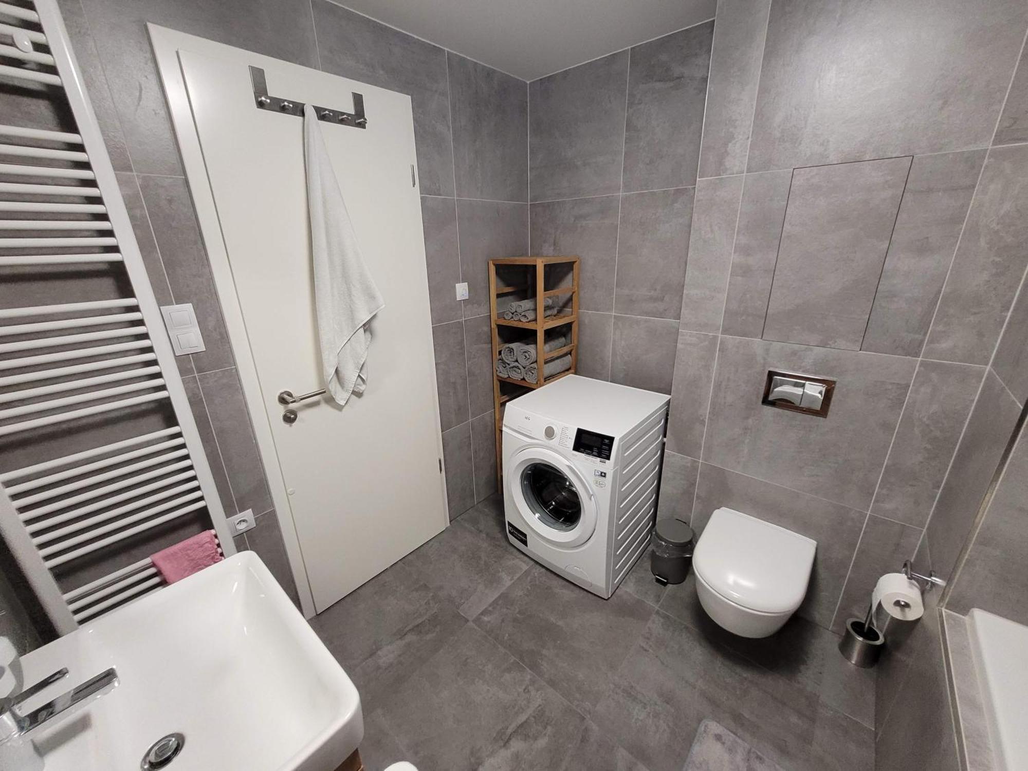 Newly Built Apartment With Balcony, Ac And Free Indoor Garage Prag Exteriör bild