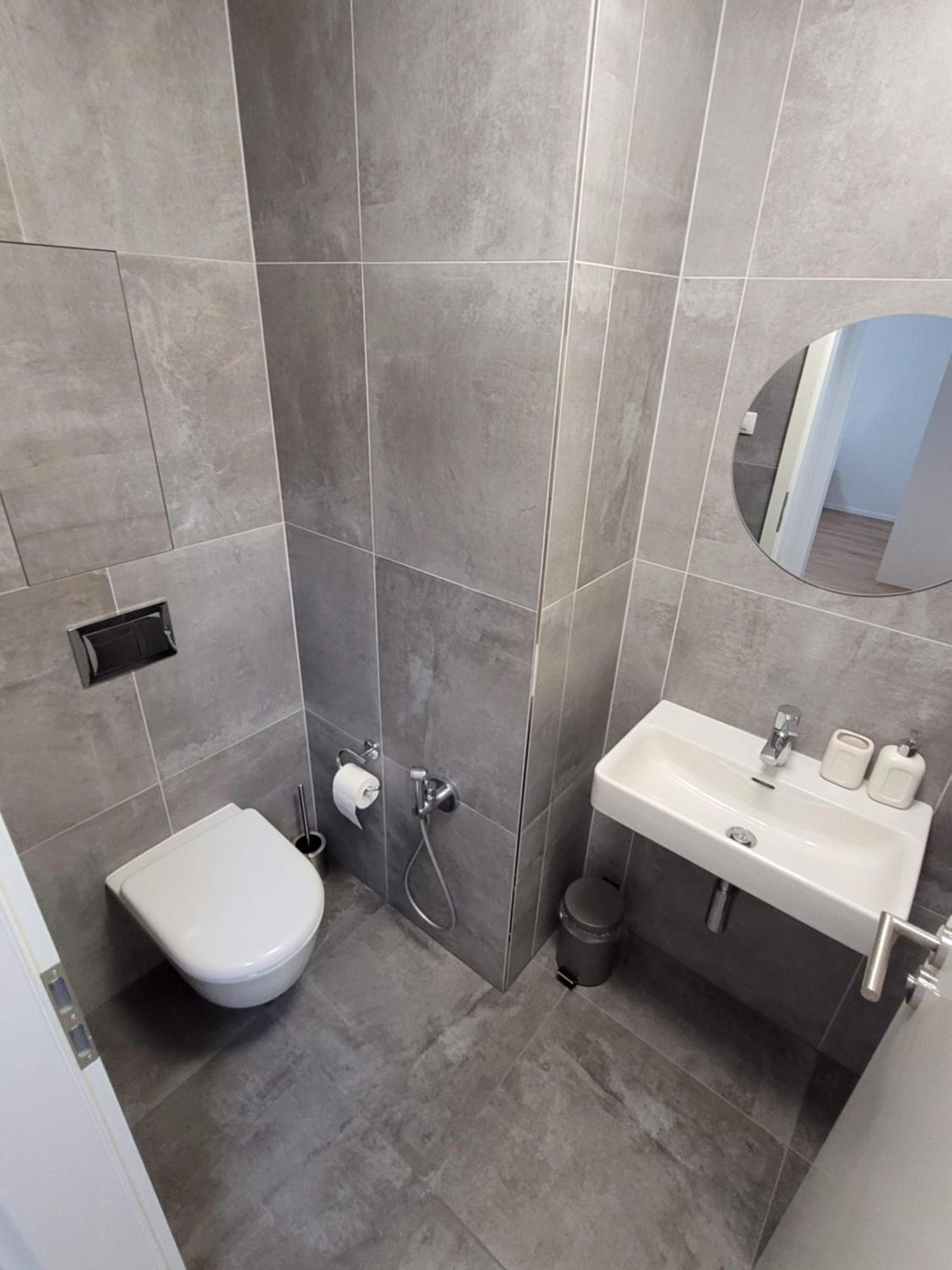 Newly Built Apartment With Balcony, Ac And Free Indoor Garage Prag Exteriör bild